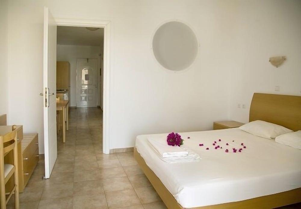 Lambis Studios & Apartments