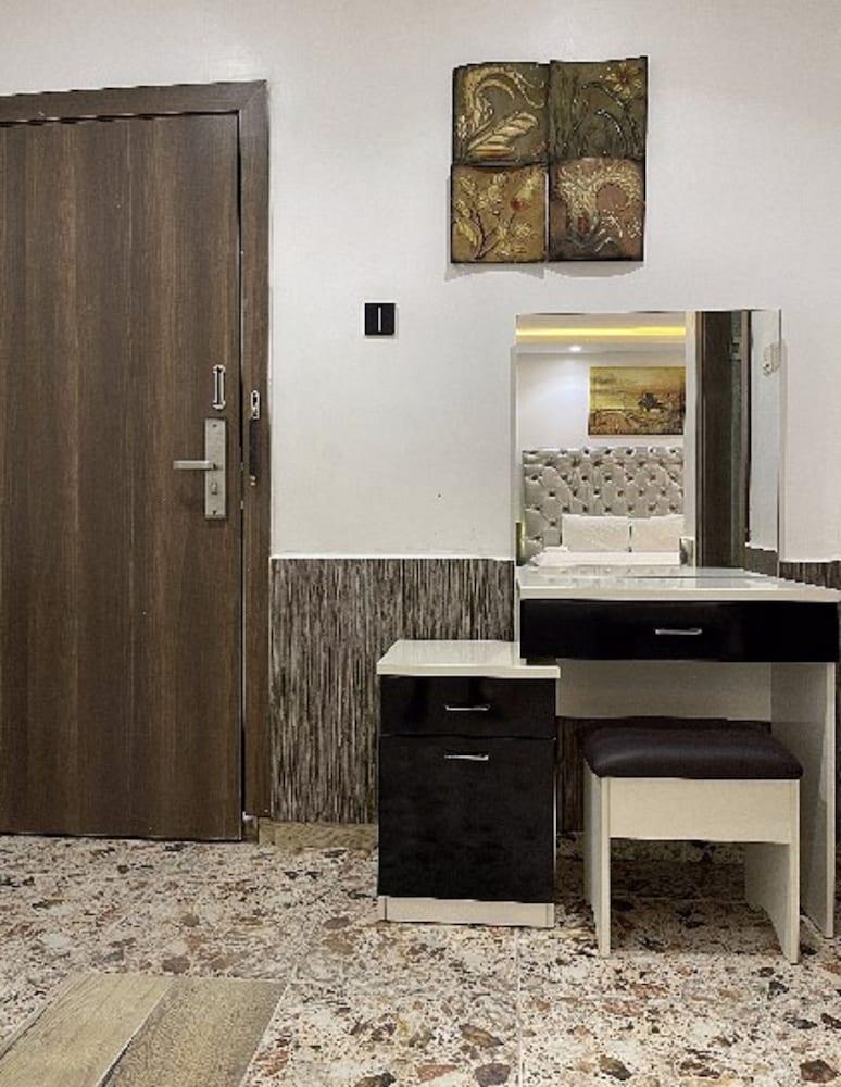 Charlie's Place And Suite