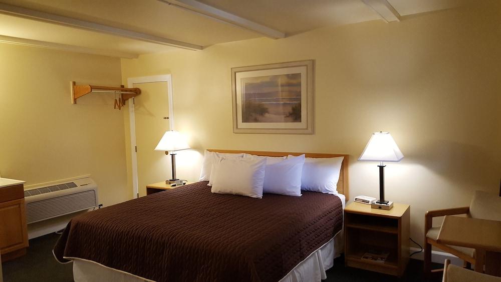 Captain's Quarters Motel