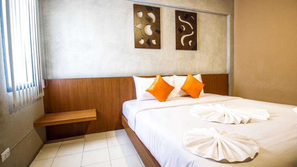 B2 Santitham (Wat Jed Yod) Boutique & Budget Hotel