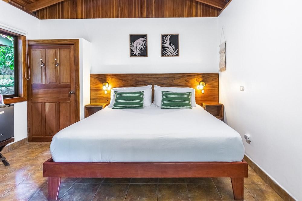 Makanas Beach Bungalows