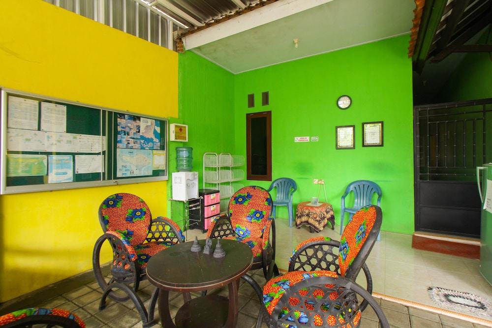 SPOT ON 1931 Kampung Osing Inn