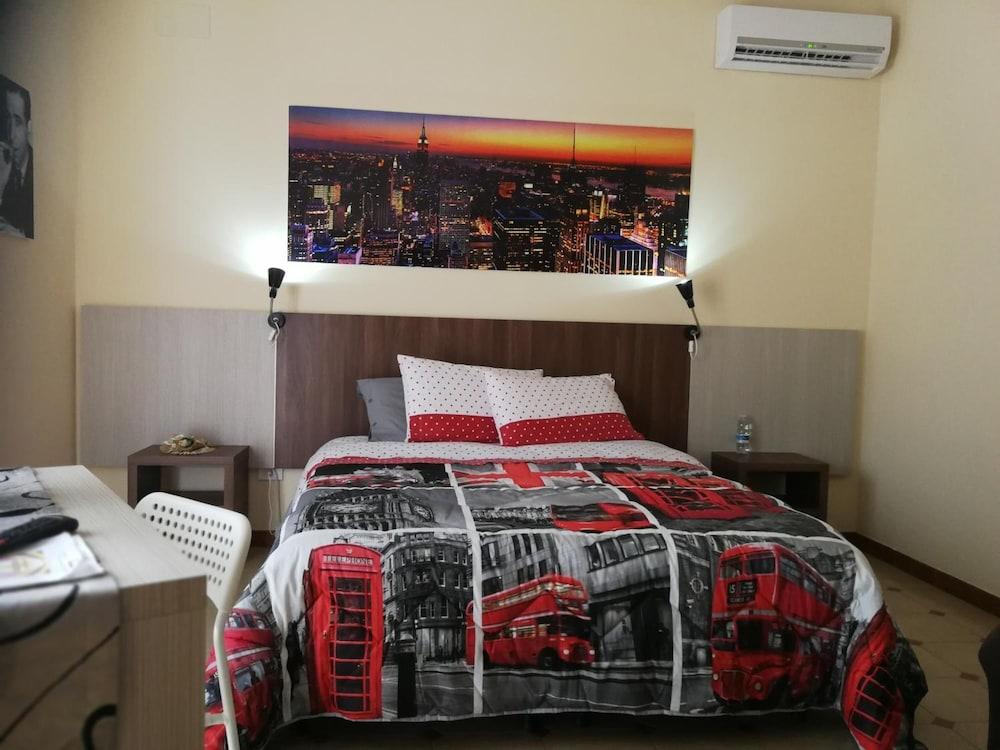 Hollywood Bed & Breakfast