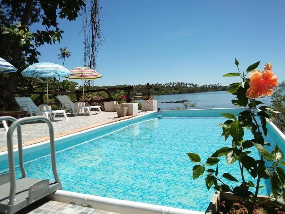 Banana Sunset Bar & Bungalows