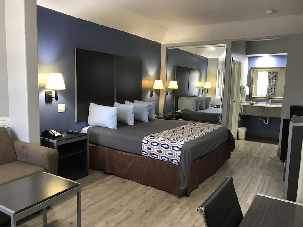 Camelot Inn & Suites Veterans Memorial NW Houston