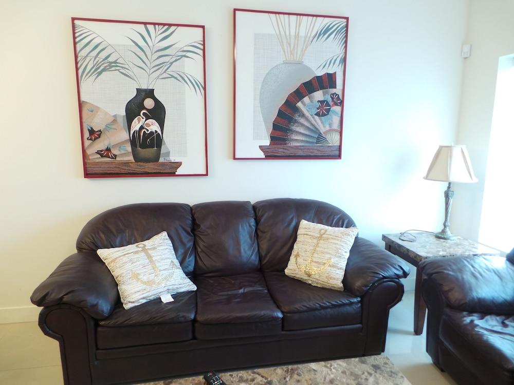 La Isla Condominiums by Cheap Getaway