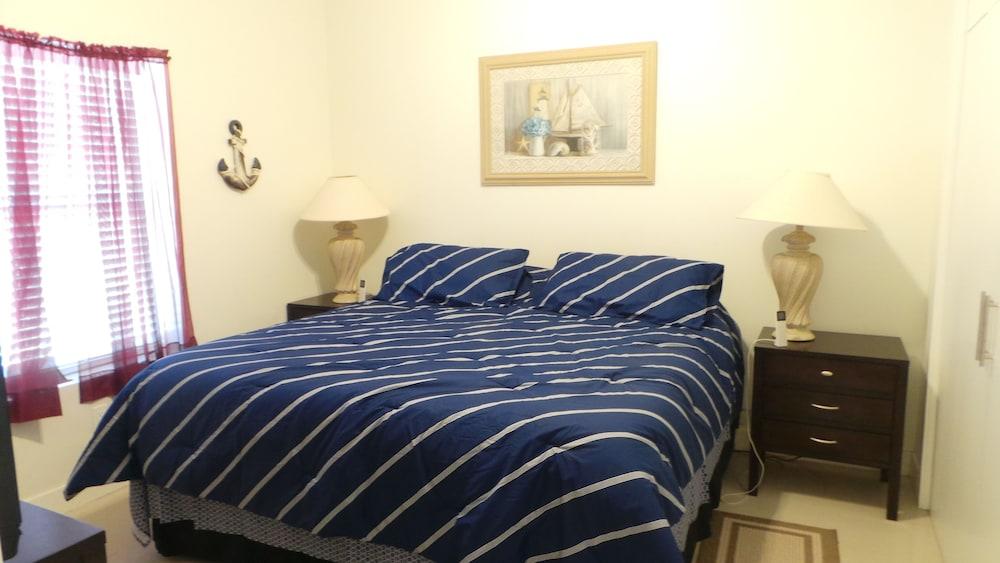 La Isla Condominiums by Cheap Getaway