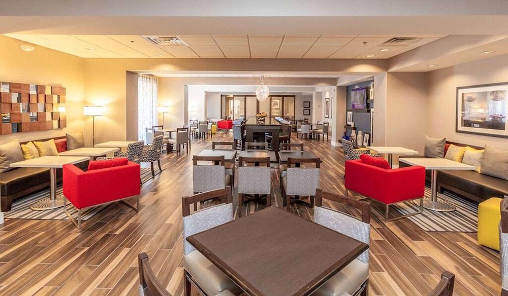 Hampton Inn Emerson LakePoint