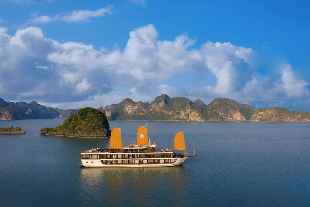 Golden Moon Suite Hotel