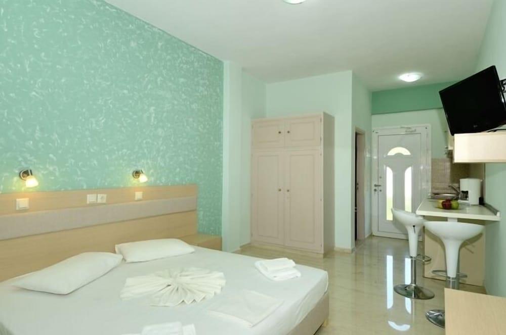 Albatros Studios & Apartments