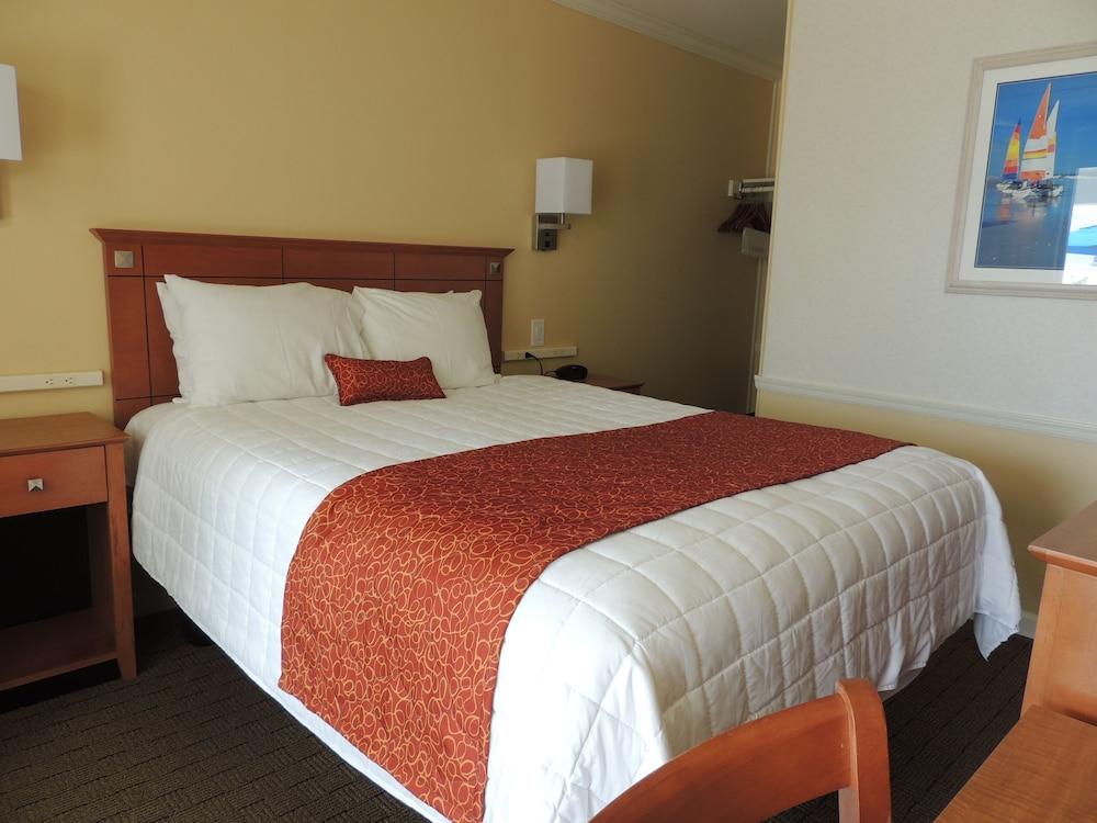 Fleur De Lis Beach Motel