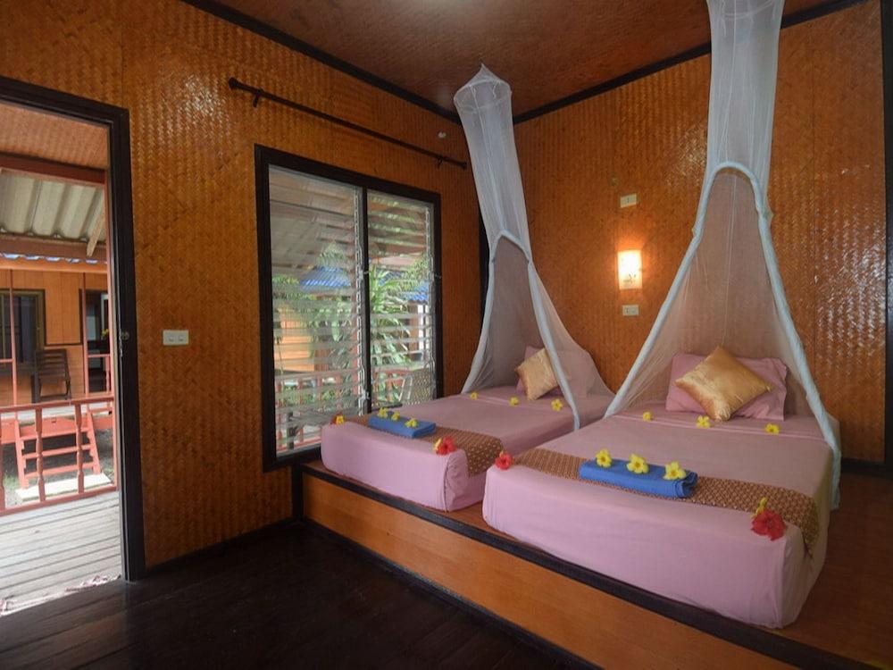 Lanta Long Beach Hostel