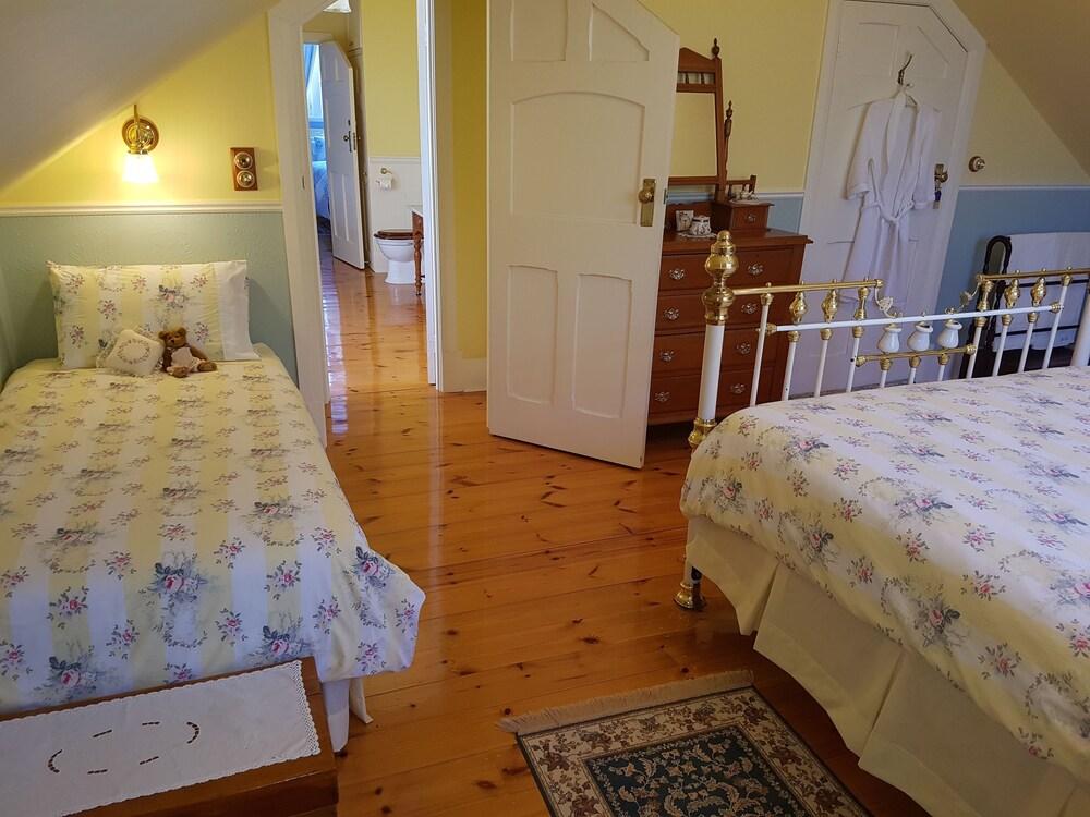 Water Bay Villa Bed and Breakfast