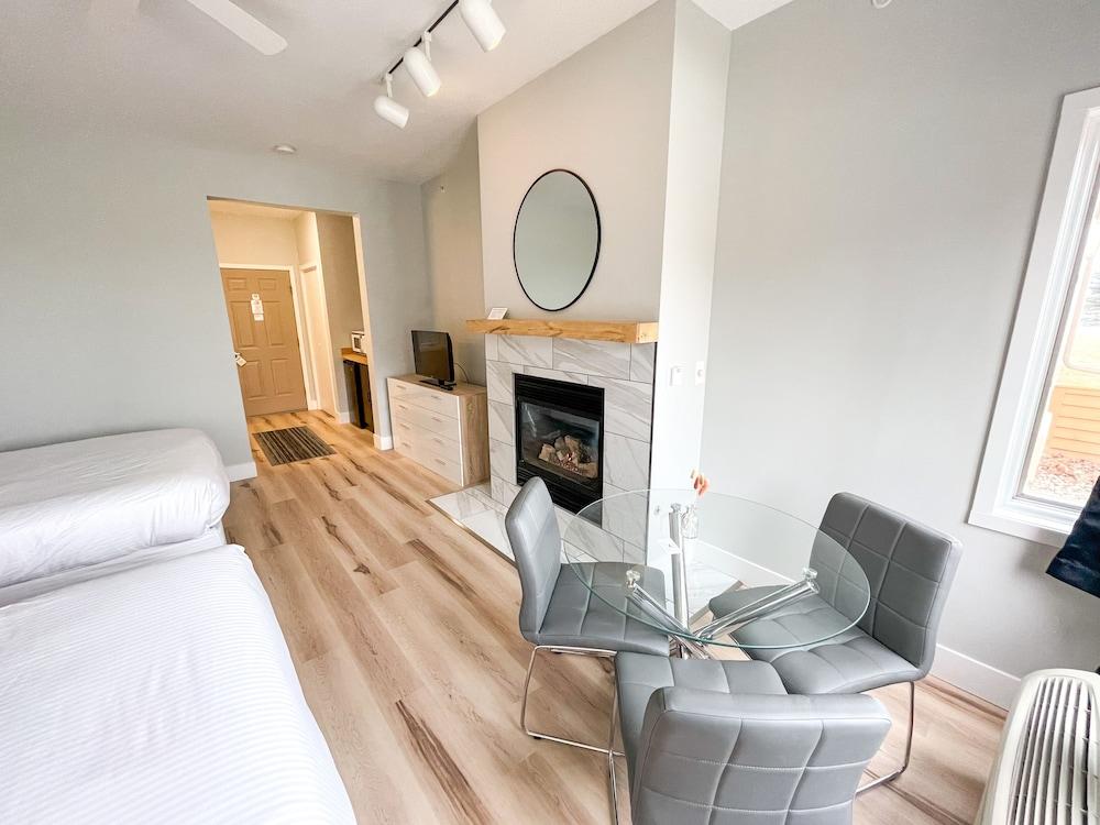 Lake Bluff Inn and Suites