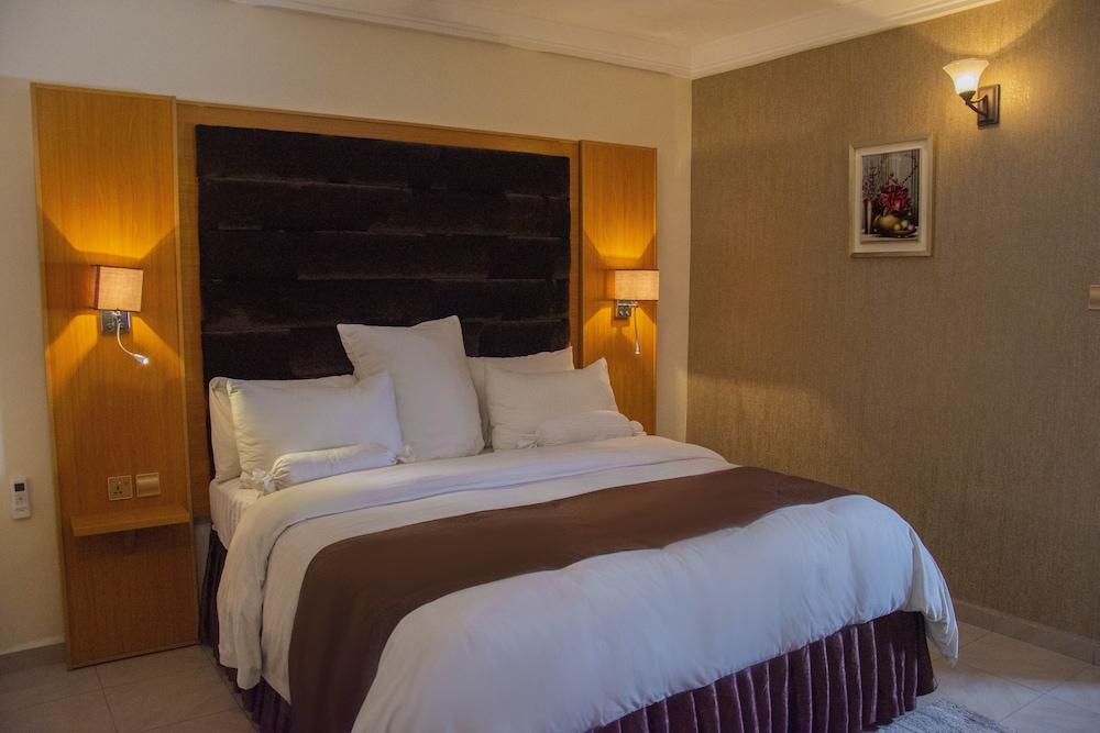 Sparklyn Hotels & Suites