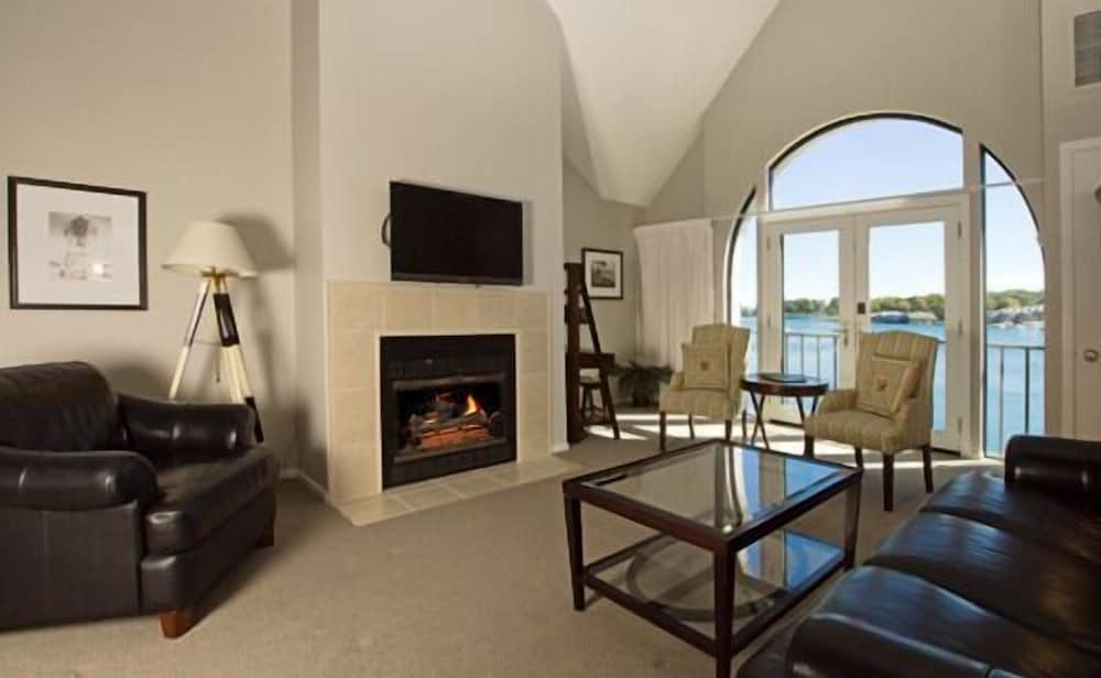 Edgewater Inn- Charlevoix