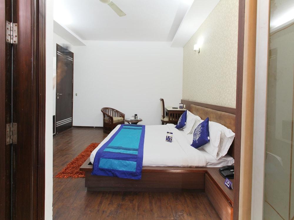 OYO 2216 Hotel Live Inn
