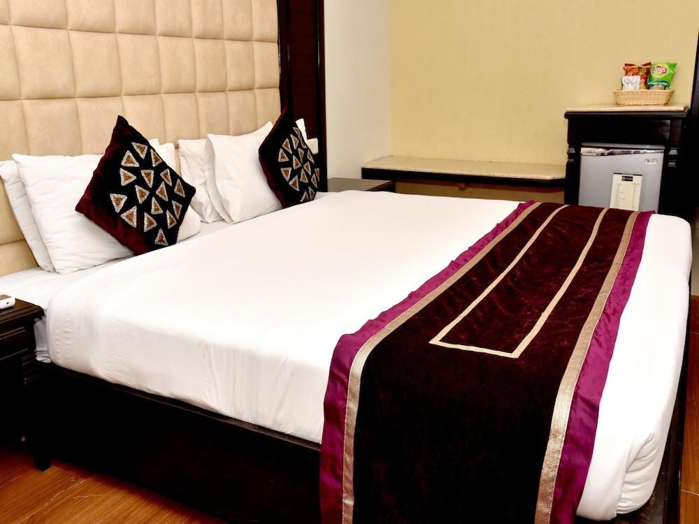 OYO 2148 Hotel Metro 43