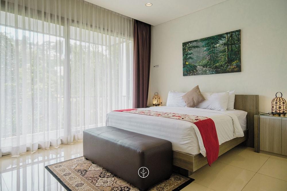 Chamomile Hill View 6BR Villa pool and movie room