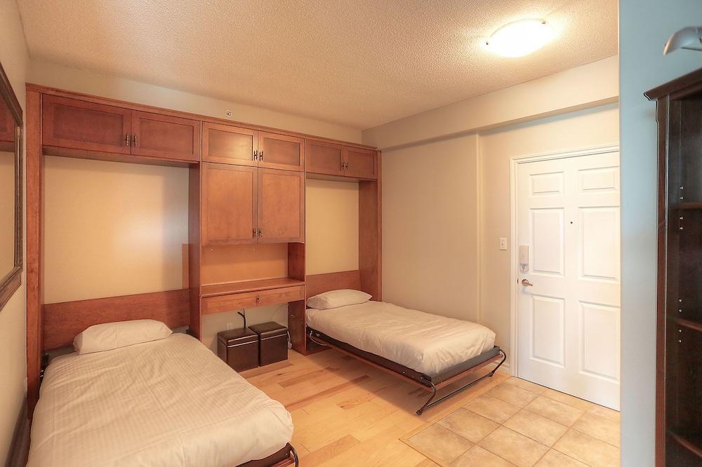 Sunset Waterfront Resort by KelownaGo