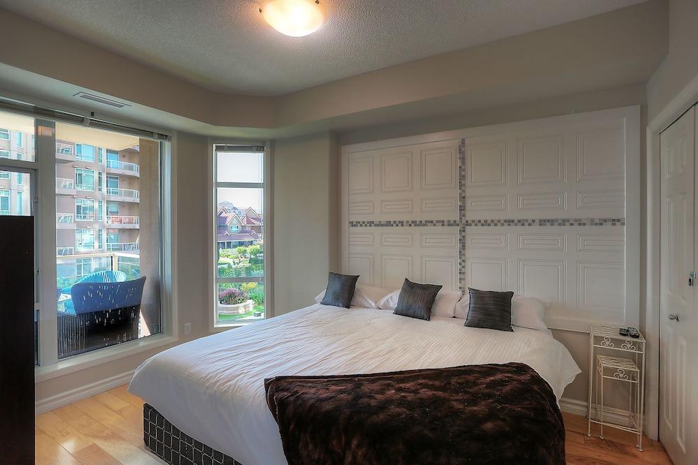 Sunset Waterfront Resort by KelownaGo