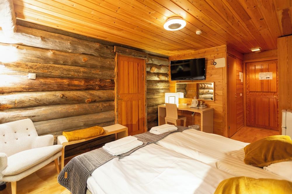 Kuukkeli Log Houses Teerenpesä