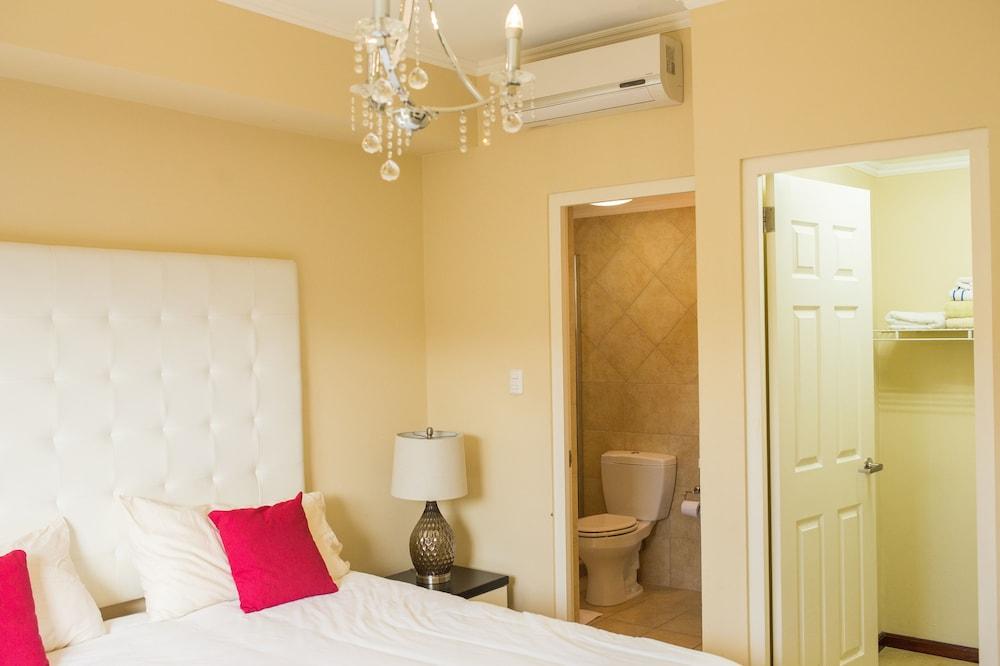 Gold Coast Luxurious and Stylish Condo