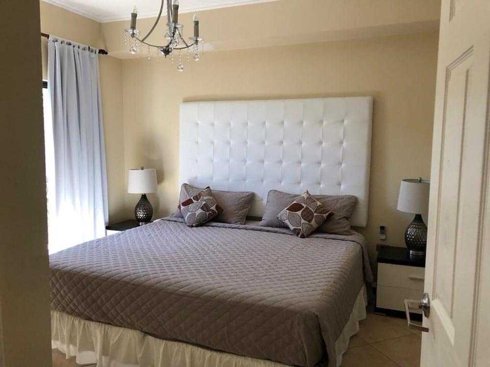 Gold Coast Luxurious and Stylish Condo