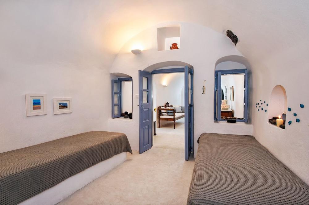 Skala Cave by Thireon