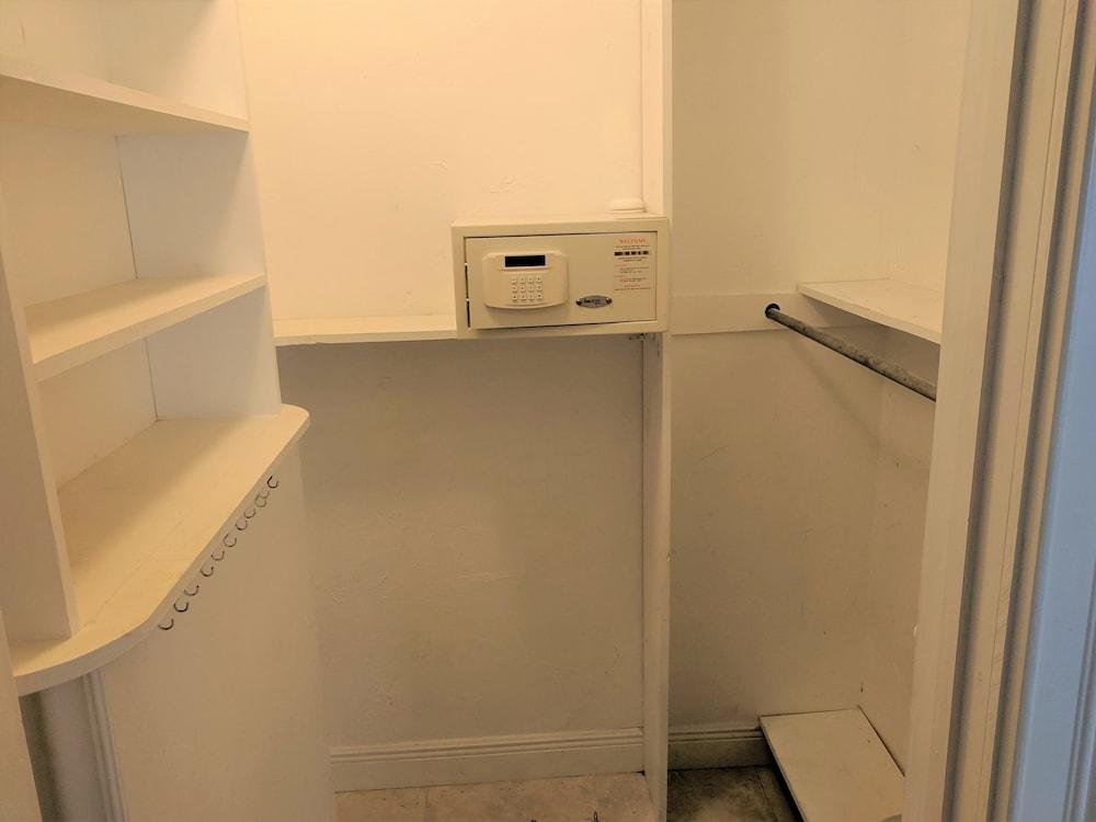 Manhattan Tower Apartment Hotel