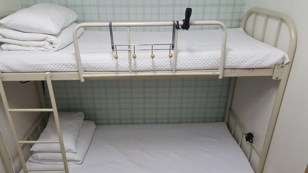 Cozzzy Guest House - Hostel