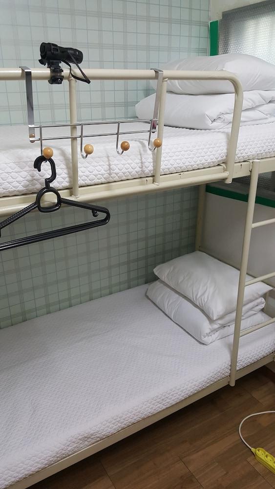 Cozzzy Guest House - Hostel