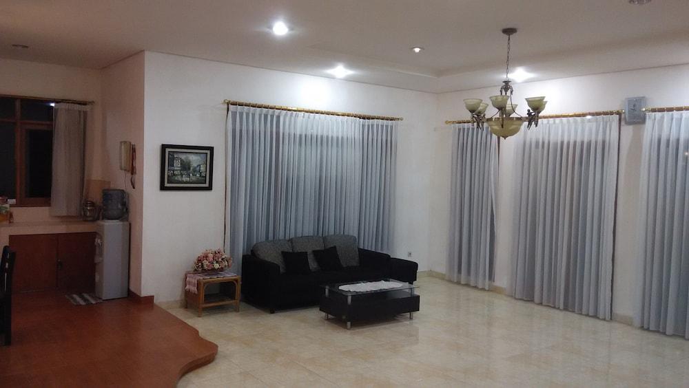 Villa Sophia Cimacan Puncak