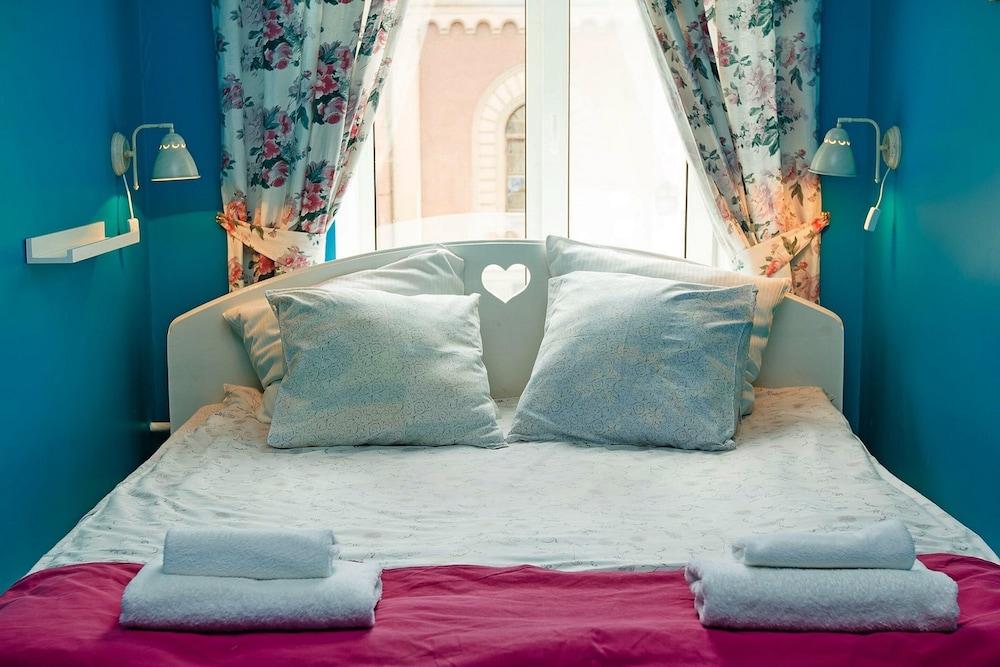 Friends on Vosstaniya