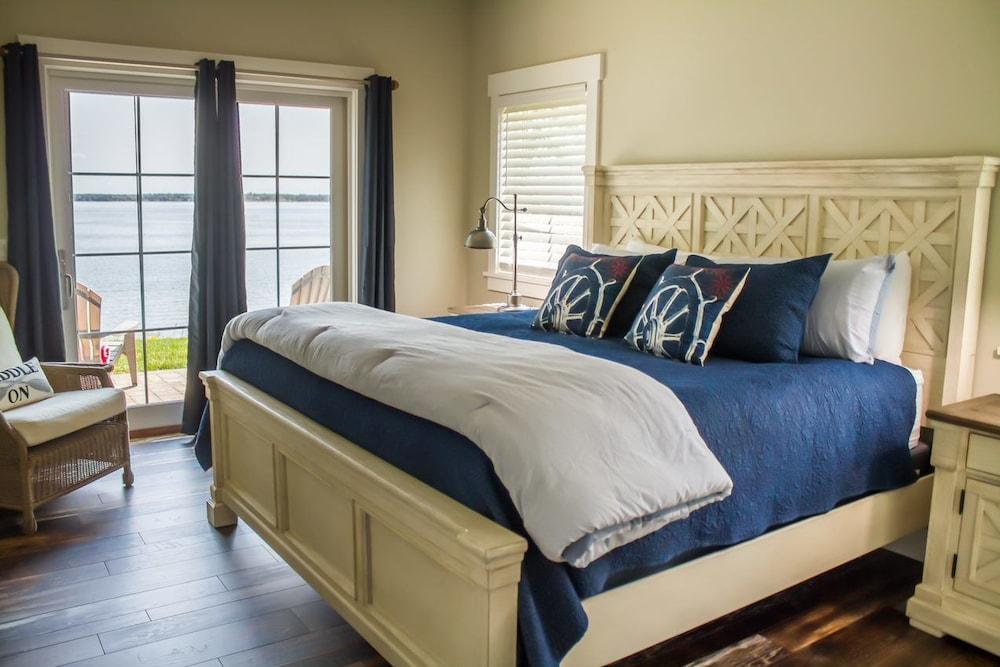 Quarterdeck Resort & Restaurant