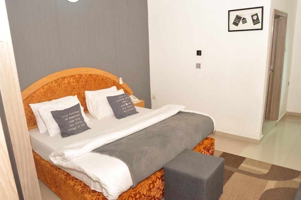 Ne-Yo Hotel and Suites