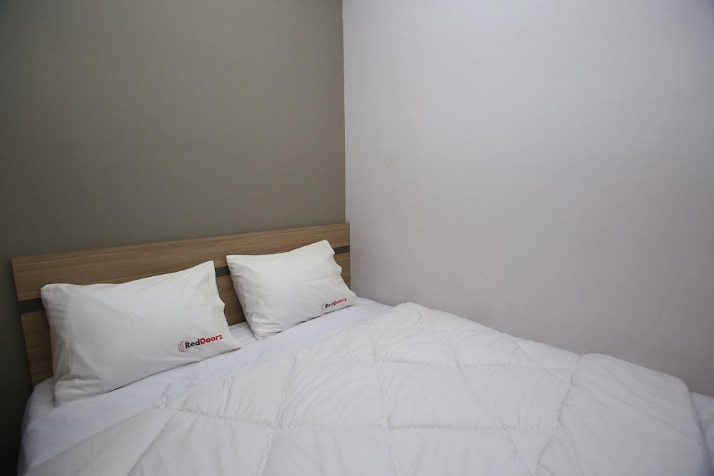 RedDoorz @ Karet Pedurenan 2