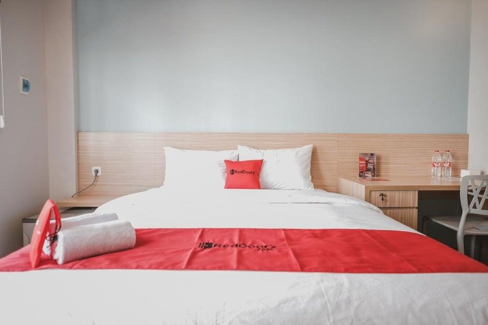 RedDoorz Plus @ Karet Pedurenan 3