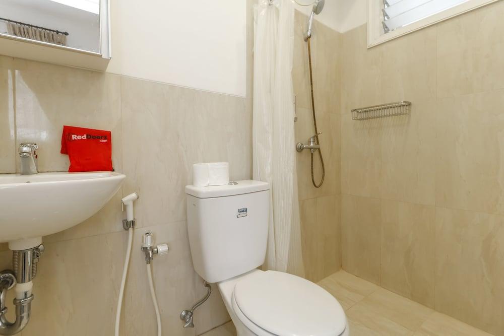 RedDoorz Plus @ Tendean