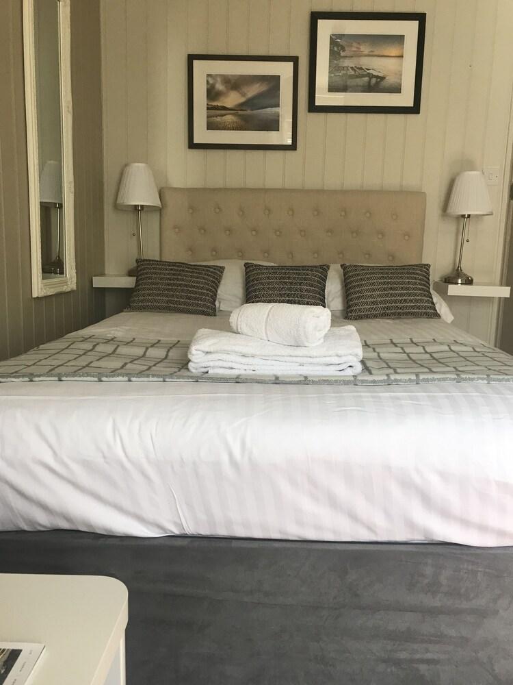 The Wheatsheaf Hotel