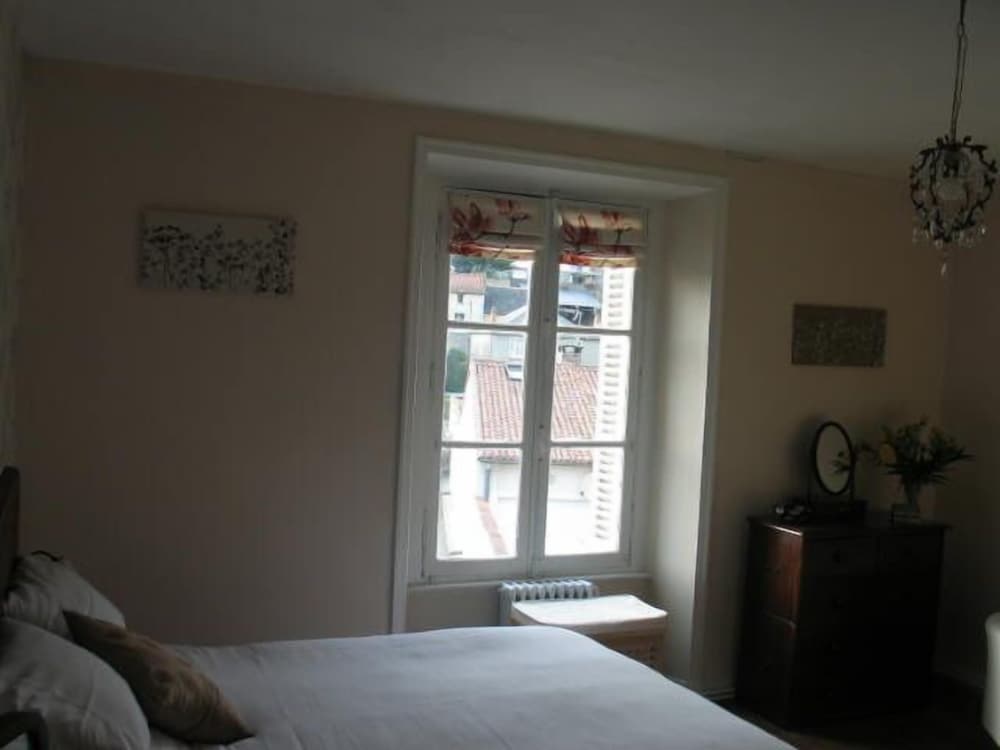 Le Voltaire Chambres et Table d'Hotes