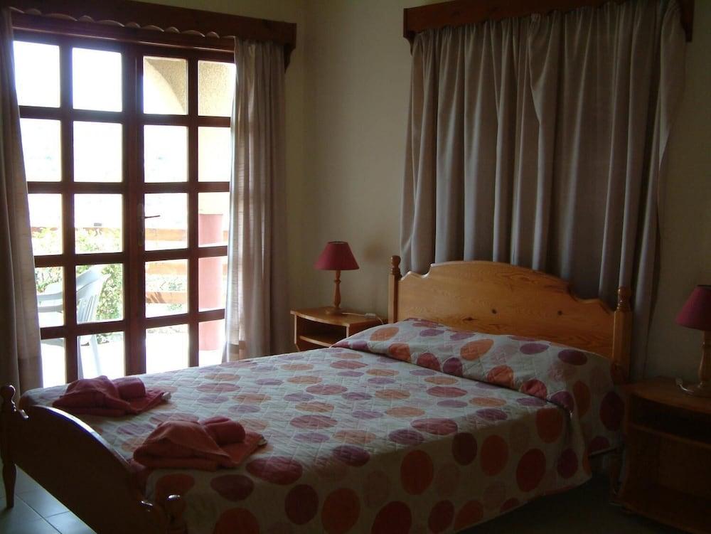 Pelekanos Apartments