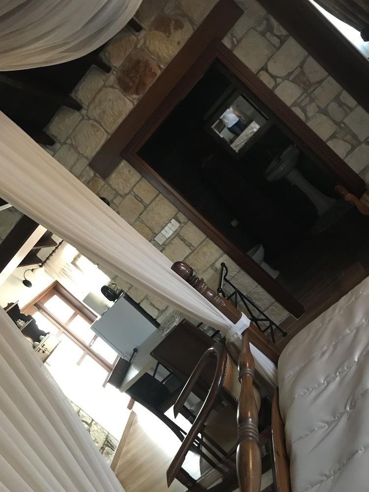 De Michanna Properties