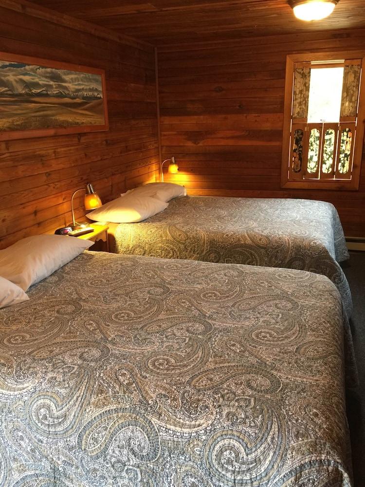 Whistling Swan Motel