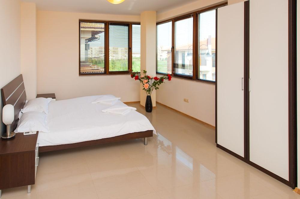 Lighthouse Apartments & Villas