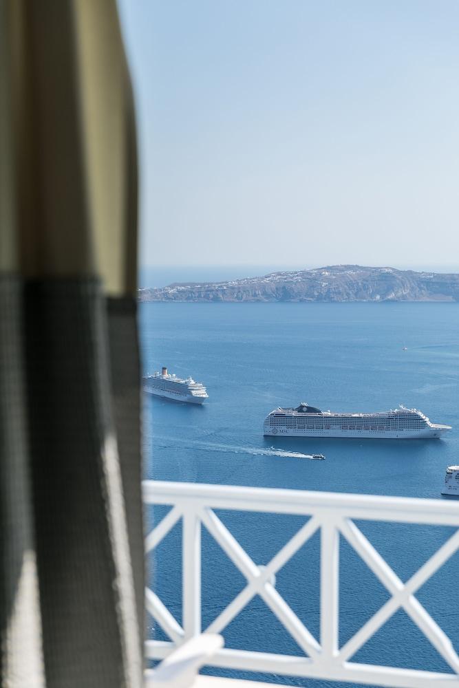 Blue Dolphins Apartments & Suites