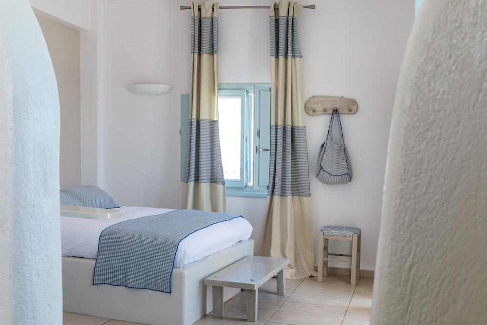 Blue Dolphins Apartments & Suites