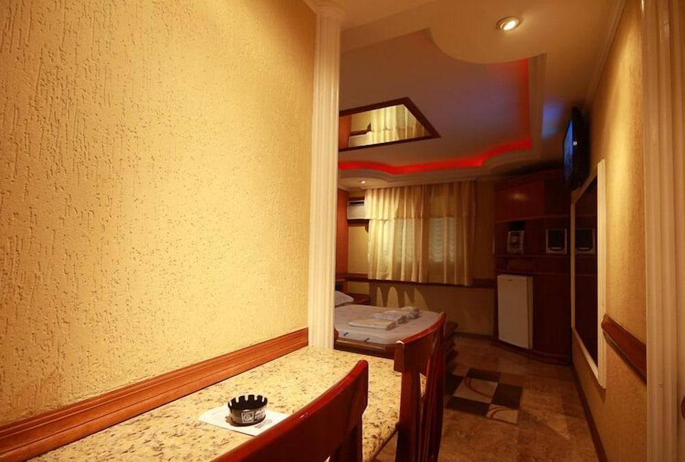 Delirius Motel - Adults Only