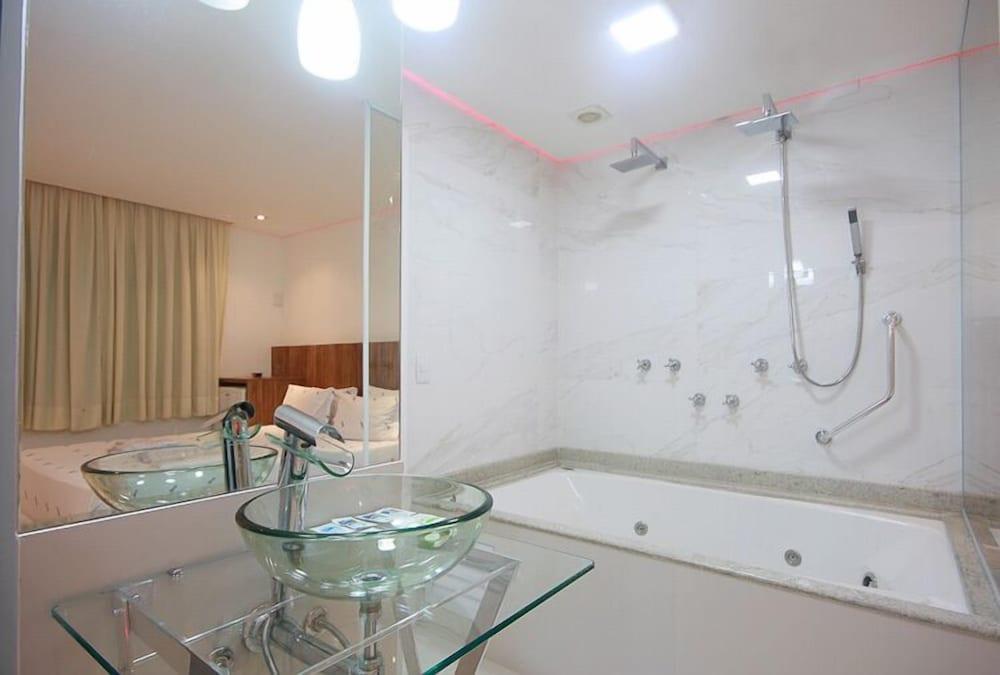 Delirius Motel - Adults Only