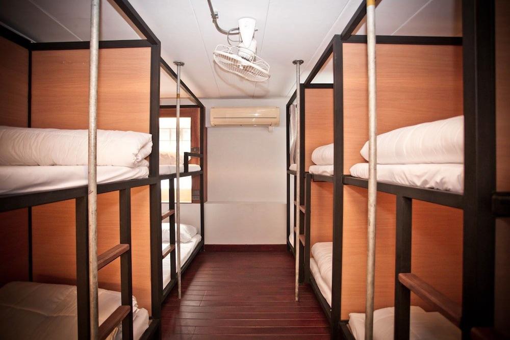 The Arak Bed Bar and Hostel